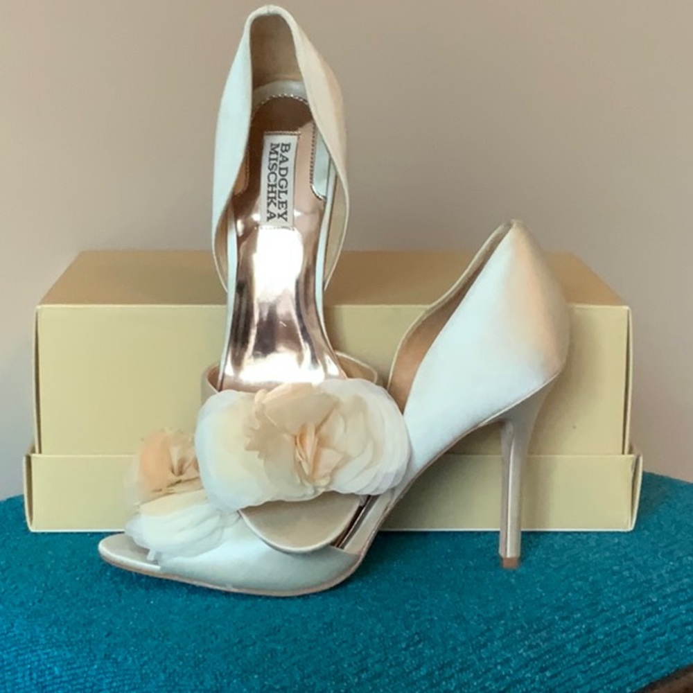 BNWT Badgley Mischka cream satin stiletto 8.5